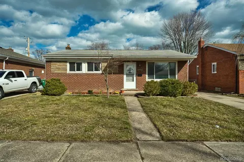 24674 Willowby Ave, Eastpointe, MI 48021
