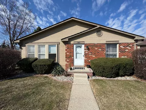 2774 Roundtree Dr, Troy, MI 48083