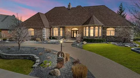 23763 Point O Woods Crt Ct, Lyon, MI 48178