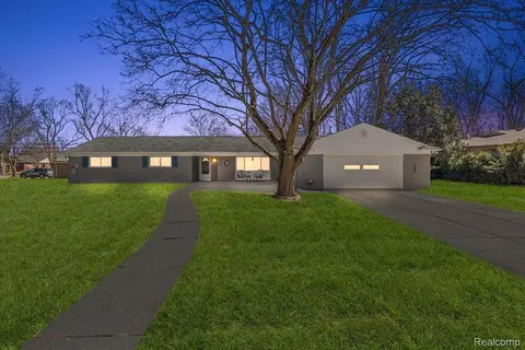 23290 Cass Ave, Farmington, MI 48335