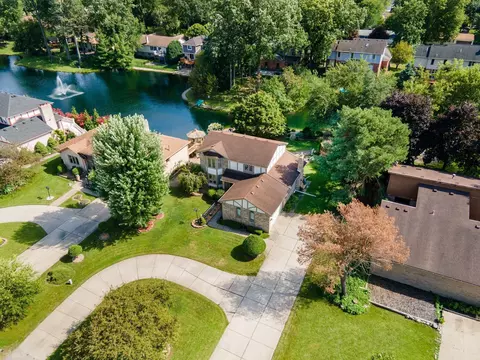 1106 E South Blvd, Troy, MI 48085