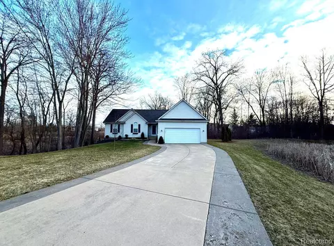 11393 Rolling Meadow Dr, Fenton, MI 48430