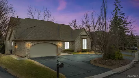 5035 Oakbrooke Dr, West Bloomfield, MI 48323