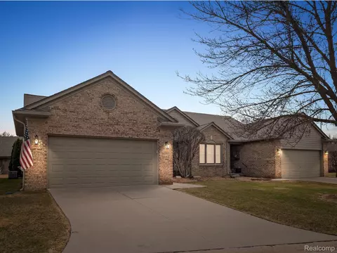 4466 Wisteria Crt Ct, Warren, MI 48092