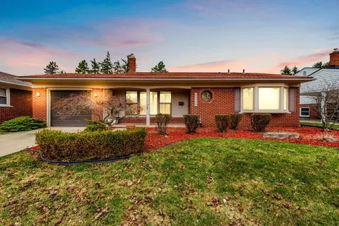 29532 Ravine Dr, Livonia, MI 48152