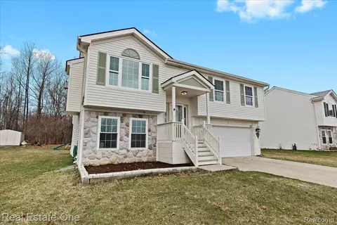573 Carriage Hill Dr, Fenton, MI 48430