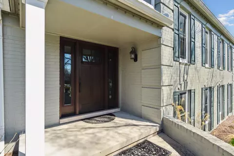 5896 Hunters Gate Dr, Troy, MI 48098