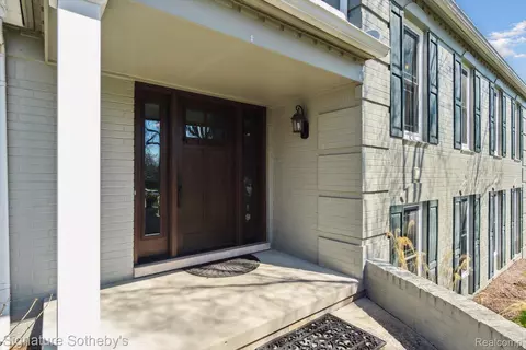 5896 Hunters Gate Dr, Troy, MI 48098