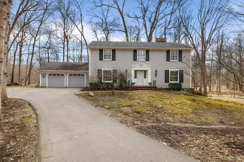 1828 Northumberland Dr, Rochester Hills, MI 48309