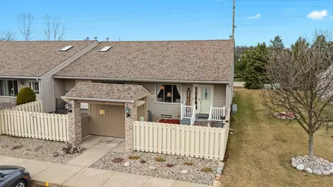 62070 Arlington Cir, South Lyon, MI 48178