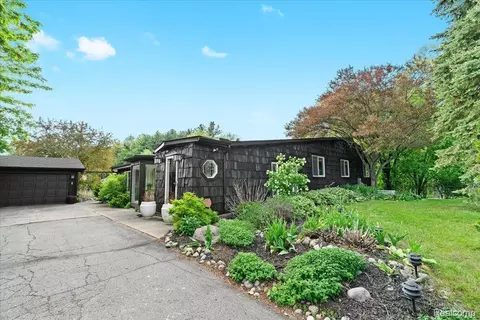 2865 Steeple Hill Rd, White Lake, MI 48383