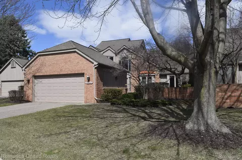 37786 Siena Dr, Farmington Hills, MI 48331