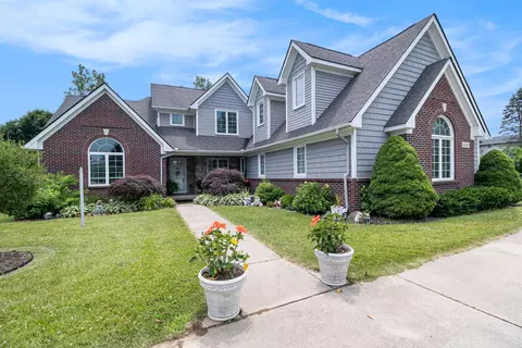 4594 Seymour Lake Rd, Brandon, MI 48371