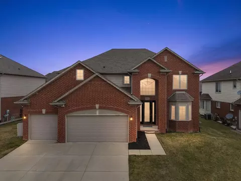 19371 Hudson River Dr, Macomb, MI 48044