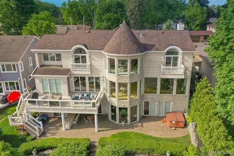 4990 Sherwell Dr, Waterford, MI 48327