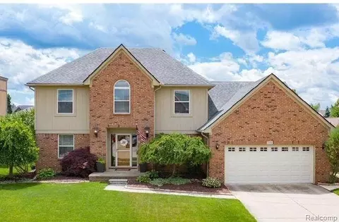 19388 Willoway Dr, Macomb, MI 48044