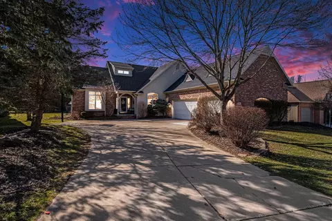 440 River Woods Dr, Flushing, MI 48433