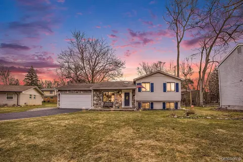 2481 Sunset Terrace Ln, West Bloomfield, MI 48324