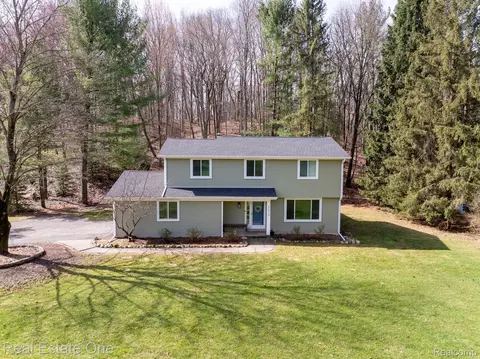 5219 Pine Hill Cir, Genoa, MI 48843