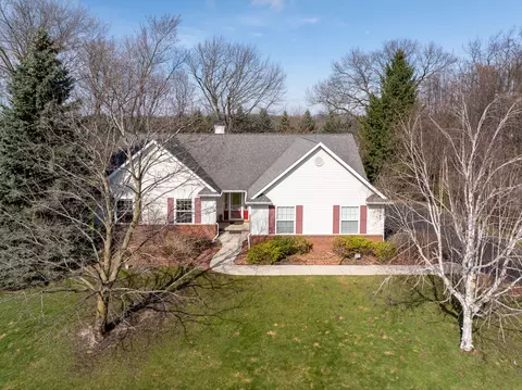 16380 Trotter Ln, Fenton, MI 48451