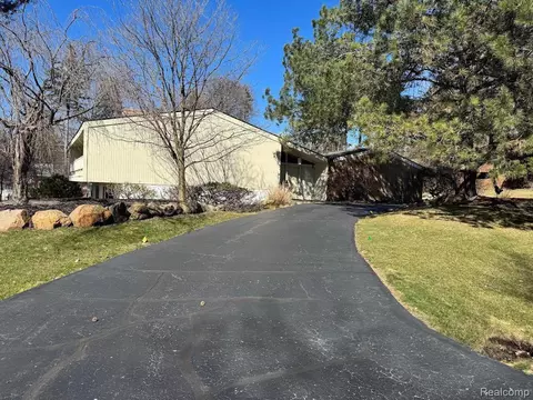 1886 Harvest Ln, Bloomfield Township, MI 48302