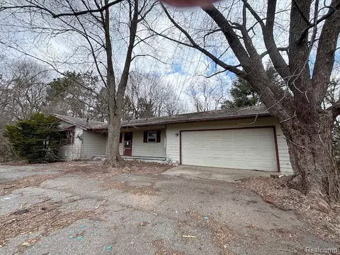 3030 N Hickory Ridge Rd, Highland, MI 48357