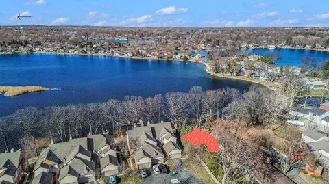 3082 Bay Front 4, Waterford, MI 48328
