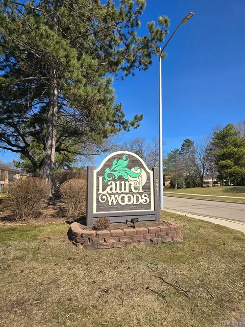 18007 University Park Dr 5 Dr, Livonia, MI 48152