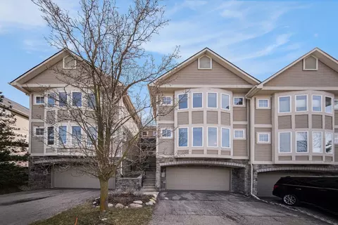 253 Old Creek Dr, Saline, MI 48176