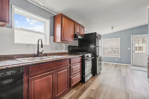 6 Ponderosa Trl S, Belleville, MI 48111