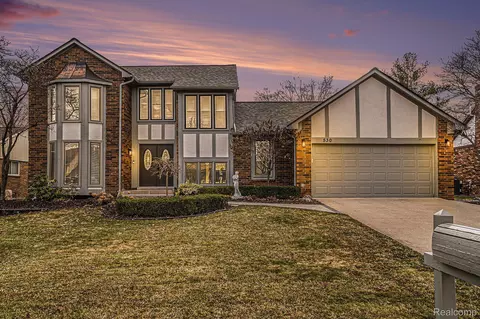 530 Kentucky Dr, Rochester Hills, MI 48307