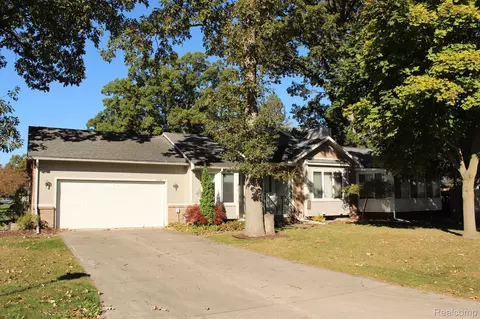 5599 Hickory Cir, Flushing, MI 48433