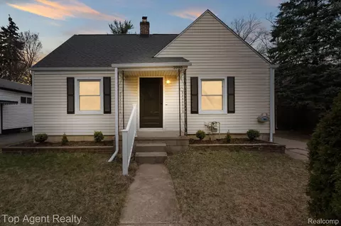 3986 Beechgrove Dr, Waterford, MI 48328