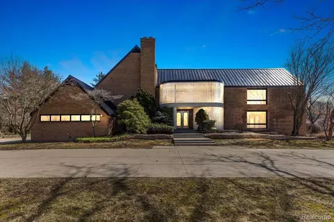 1919 Orchard Ln, Bloomfield Hills, MI 48301