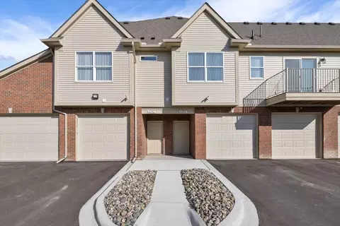 8286 Heywood Cir, Sterling Heights, MI 48312
