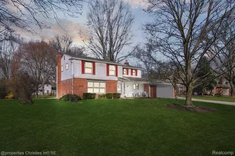 2472 Brenthaven Dr, Bloomfield Hills, MI 48304