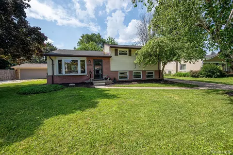 20452 Dubois St, Clinton Township, MI 48035