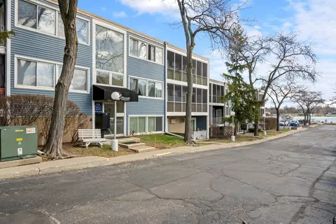 2419 Riverside Dr #206, Trenton, MI 48183