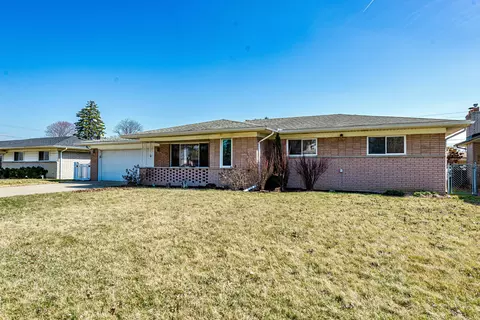 36850 Gregory Dr, Sterling Heights, MI 48312