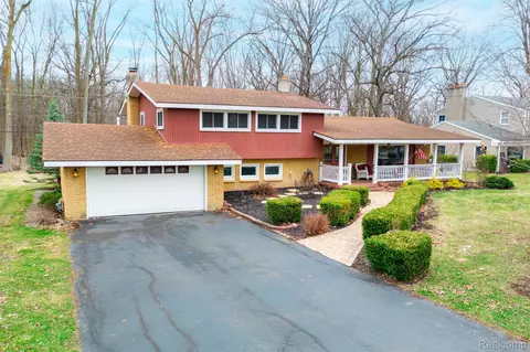 8064 Wood Dr, Grosse Ile, MI 48138