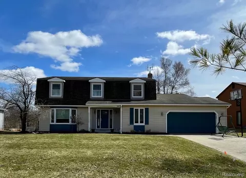 340 Saline River Dr, Saline, MI 48176