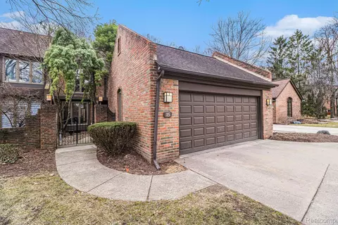 15 Timberlane Crt Ct, Dearborn, MI 48126
