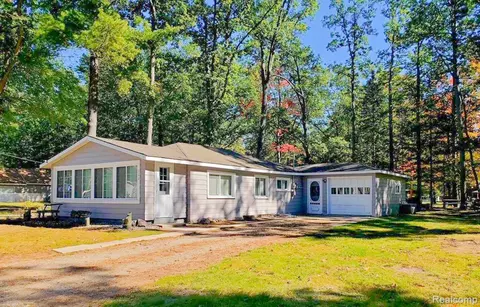 306 Devonshire Dr, Denton, MI 48651
