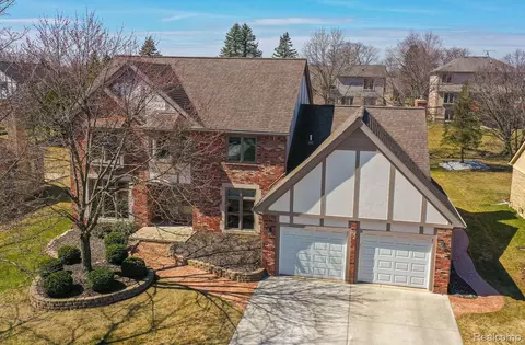 2035 Reagan Dr, Rochester Hills, MI 48309