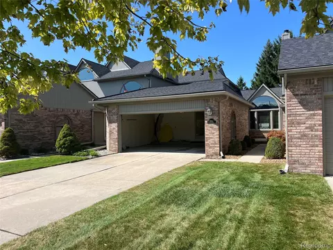 51433 Fox Hill Trl, Chesterfield, MI 48047