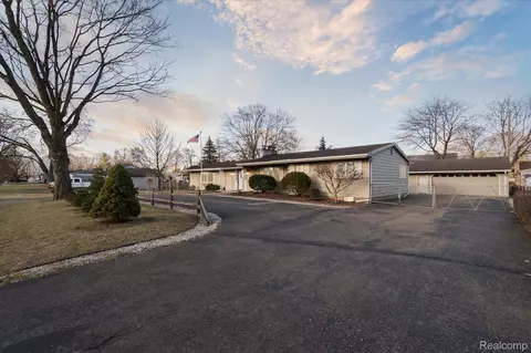 18519 Myron St, Livonia, MI 48152