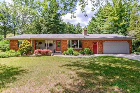 404 River Bend Dr, Flushing, MI 48433
