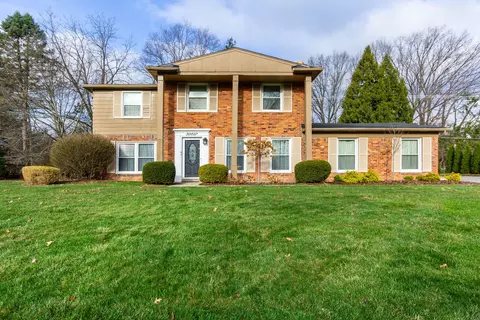 30037 Ravenscroft St, Farmington Hills, MI 48331