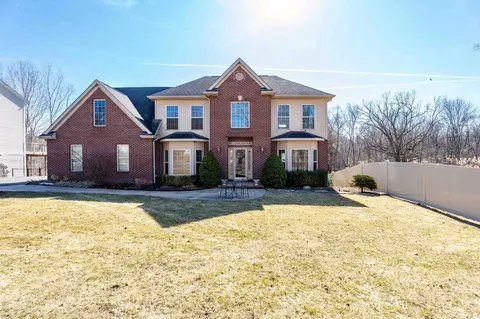 815 Amberwood St, Auburn Hills, MI 48326