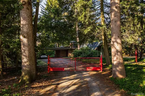 5530 Shadow Ln, Bloomfield Hills, MI 48302
